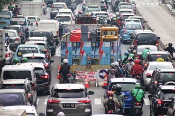 Galian kabel listrik di tengah jalan