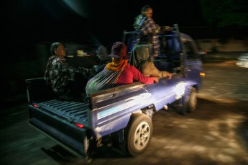 12 barak pengungsian Merapi belum terjangkau penerangan jalan