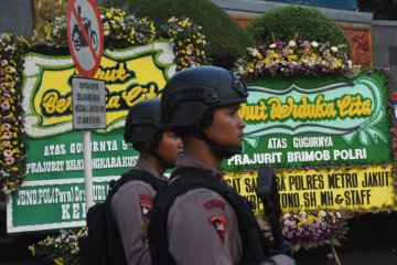 Foto kemarin: Karangan bunga simpati Polri