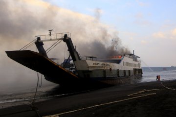 Kapal penumpang terbakar di Selat Bali