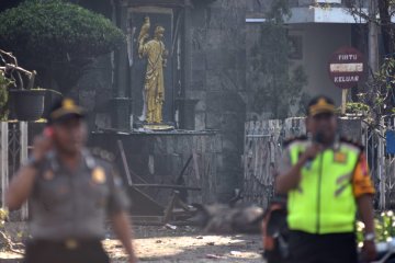 Saksi: mobil pelaku bom Surabaya masuk halaman gereja