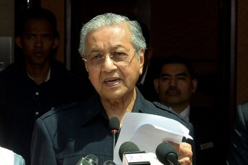 Ungkap utang 65% dari PDB, Mahathir akan pangkas gaji menteri