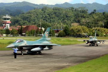 Pendaratan F-16 di Lanud Pattimura