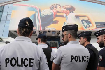 Polisi Prancis buru tersangka pemerkosa bergilir sesudah video beredar