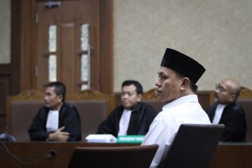 Bupati Lampung Tengah didakwa menyuap Rp9,695 miliar