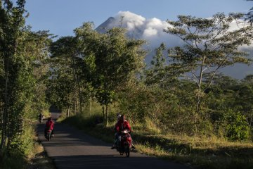 Merapi erupsi lagi, warga beraktivitas seperti biasa