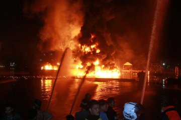 Kapal tanker Pertamina di Banjarmasin terbakar