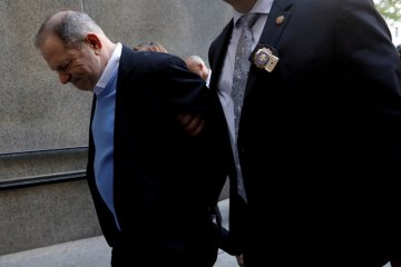 Harvey Weinstein mengaku tidak bersalah atas tuduhan perkosaan