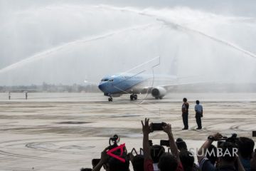 PESAWAT KEPRESIDENAN MENDARAT PERTAMA DI BIJB