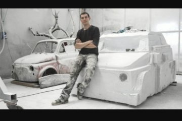 Seniman Italia buat patung Fiat 500 dari marmer