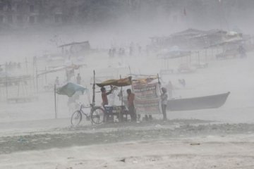 India evakuasi 800.000 warga jelang  badai topan