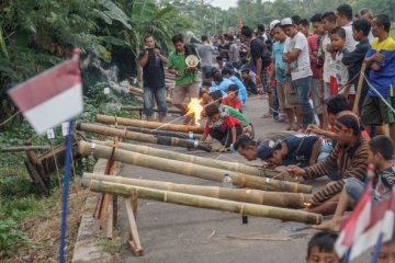 "Mercon Zleung", menunggu berbuka puasa
