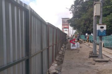 Trotoar Jembatan Ampera dipasang Keramik