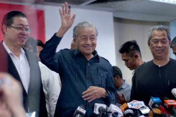 Mahathir larang mantan PM Najib tinggalkan Malaysia