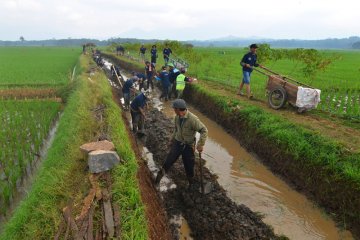 Padat karya tunai untuk tanggulangi kemiskinan