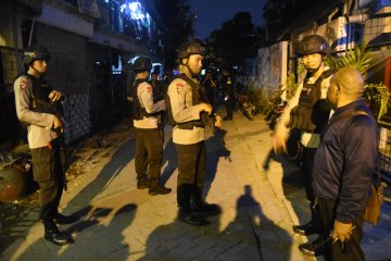 Penggeledahan Rumah Terduga Teroris Surabaya
