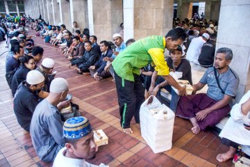 Mari peduli petugas kebersihan rumah ibadah