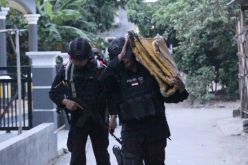 Densus 88 bawa aki dari kontrakan terduga teroris Cirebon