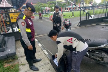 Polisi periksa pengunjung Polresta Palembang