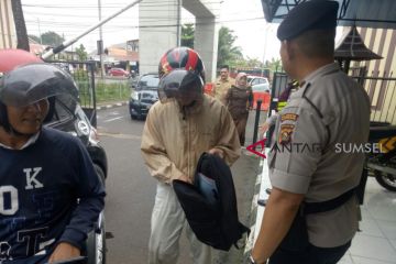Polisi periksa ketat tamu Polresta Palembang
