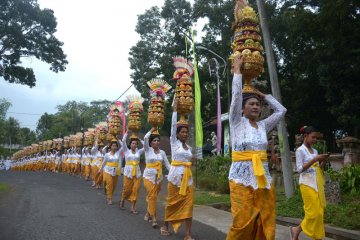 Tradisi Mapeed di Tabanan