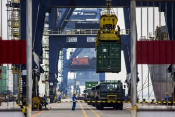 Aktivitas bongkar muat Tanjung Priok