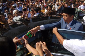 Jokowi bagikan sepeda kepada santri Amanatul Ummah