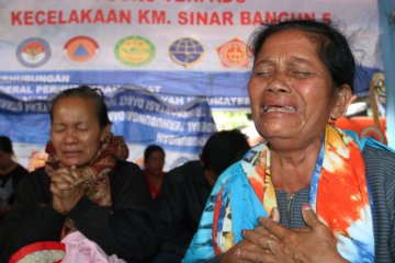 Doa keluarga penumpang Sinar Bangun