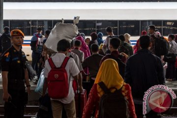 Seorang pemudik melahirkan di dalam kereta api dibantu sesama penumpang