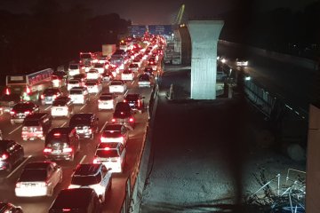 Tol Jakarta-Cikampek tersendat sejak Rabu dini hari