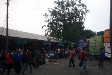 Ratusan penumpang tujuan Kalideres tertahan di Terminal Sukabumi