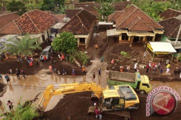 Warga gotong royong bantu korban banjir Banyuwangi