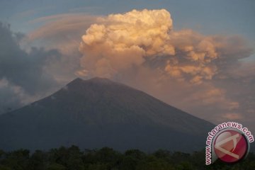 Bandara Banyuwangi tetap dibuka pascaerupsi Gunung Agung