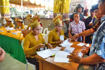 TPS perempuan berkain tenun