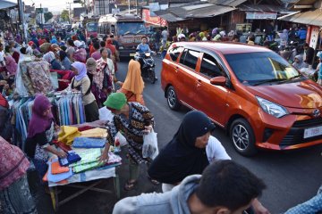 Pasar tumpah hambat lalu lintas