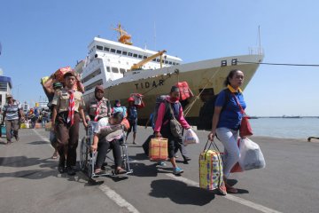 Arus mudik pelabuhan tanjung perak