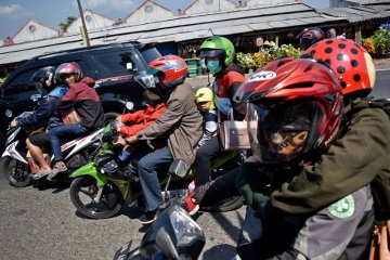 Pemudik sepeda motor sarat muatan