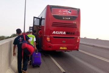 Bagasi penumpang terlempar keluar dari bus di Brebes