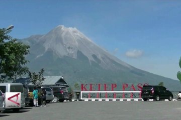 Merapi Erupsi, wisata Ketep Pass tetap ramai pengunjung