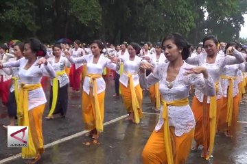 Meski hujan, 800 perempuan bawakan Tarian Rejang