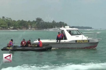 Petugas berlakukan pembatasan jam operasi di Pantai Anyer