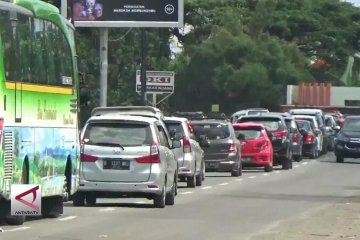 Antrean kendaraan menuju wisata Pantai Anyer capai 8 Km