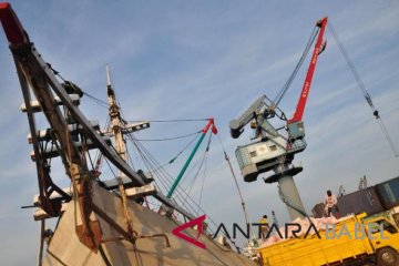 Bongkar Beras di Pelabuhan Pangkalbalam