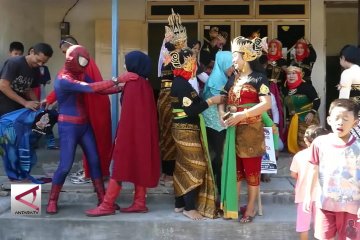 Aksi superhero ajak warga coblos di TPS