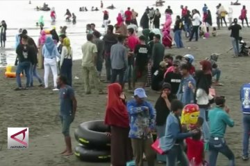 Ribuan warga rayakan lebaran ketupat di Pantai Lamundre