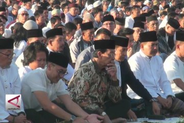 Ribuan warga sholat Ied di depan Kraton Yogya