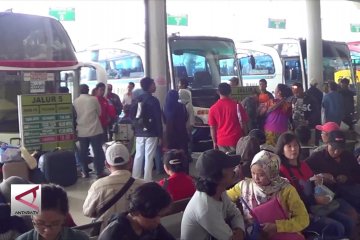 Terminal Bus Mengwi dipenuhi pemudik