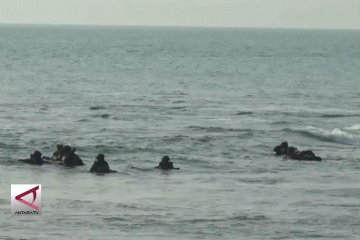 Simulasi perang manusia katak di Pantai Anyer