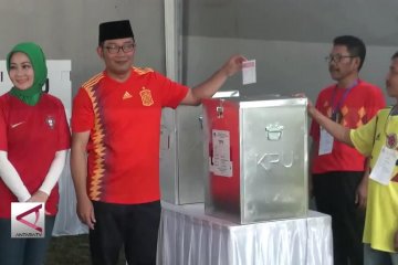 Gunakan kaos tim sepak bola, Ridwan Kamil sampaikan hak pilih