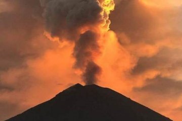 Setelah letusan, Gunung Agung masih siaga